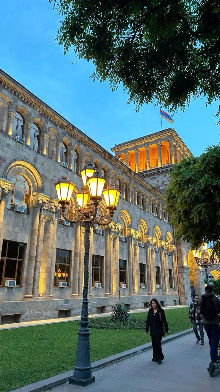 Cozy Apt 3 City Center Yerevan Exterior photo